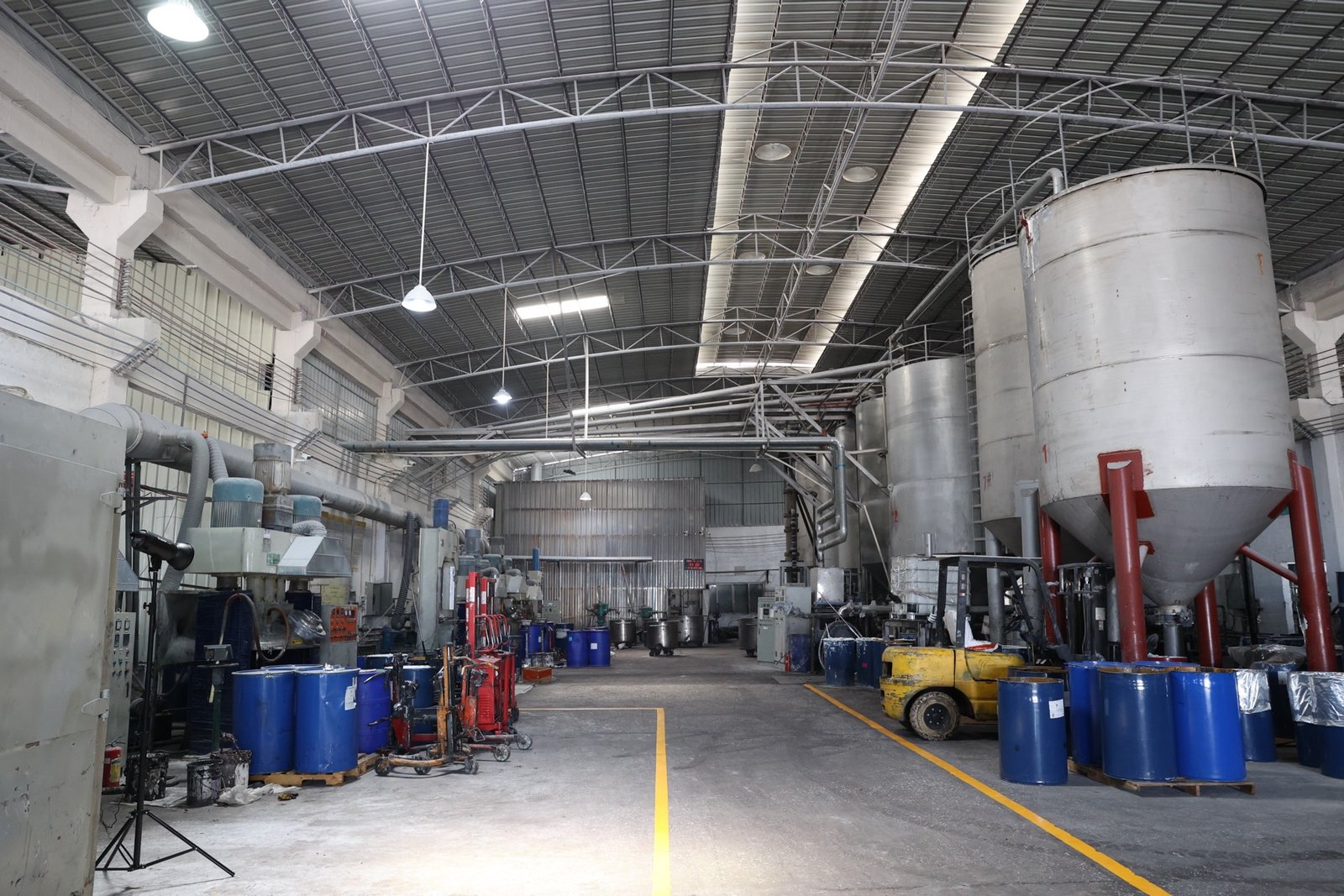 Mixing vessels and production equipment on the Guangzhou manufacturing floor